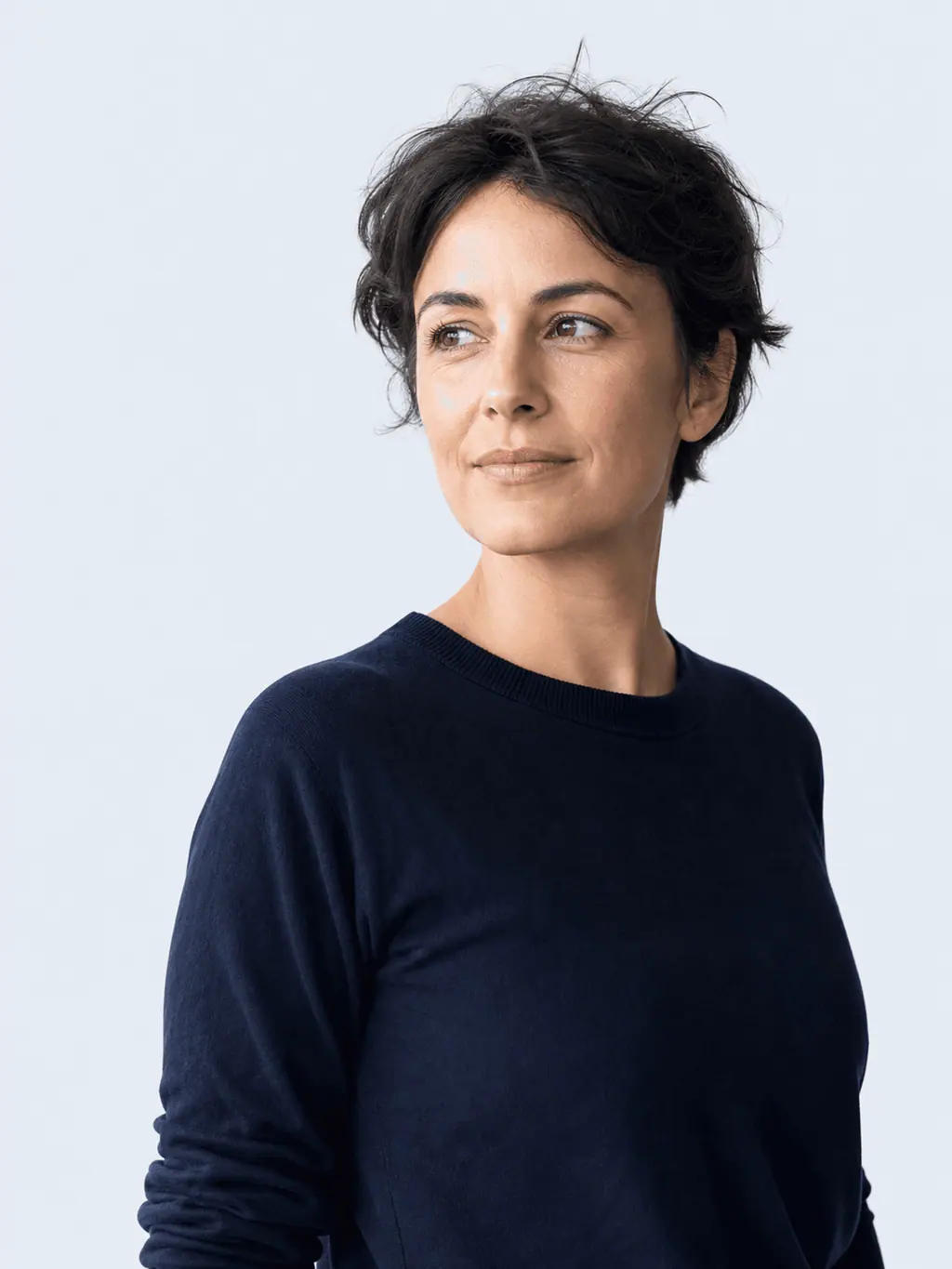 Lectrice observant les indicateurs économiques