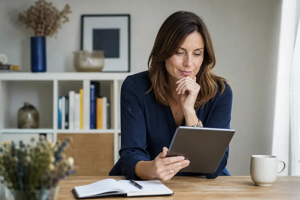 Lectrice consultant la lettre mensuelle